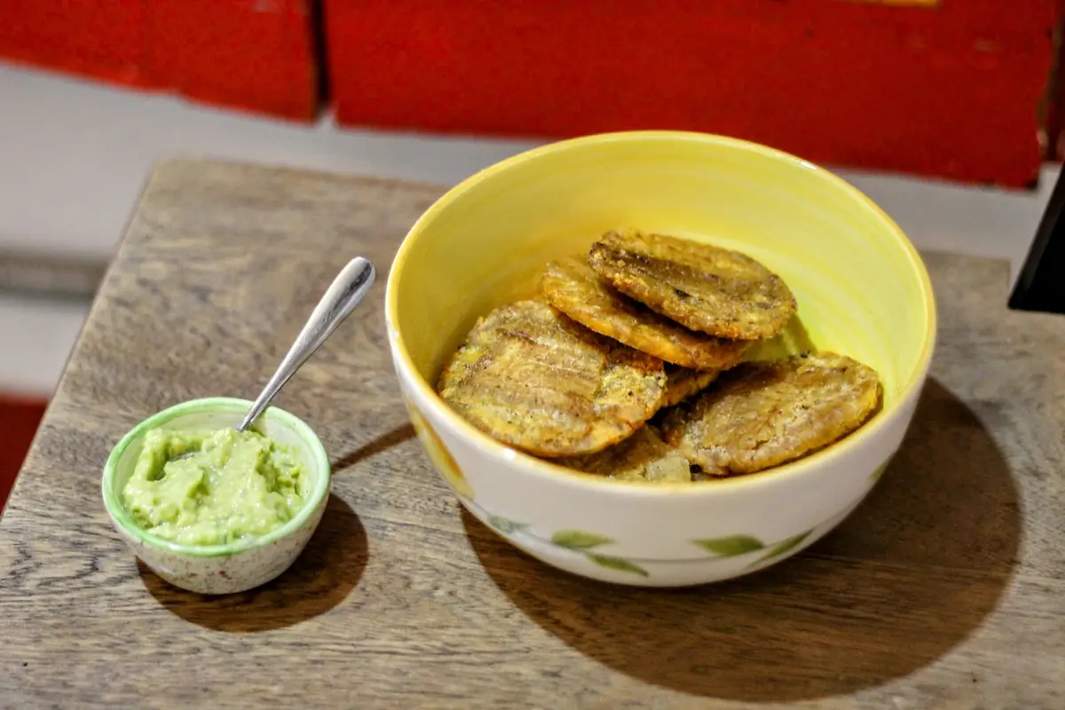 8 patacones con guacamole