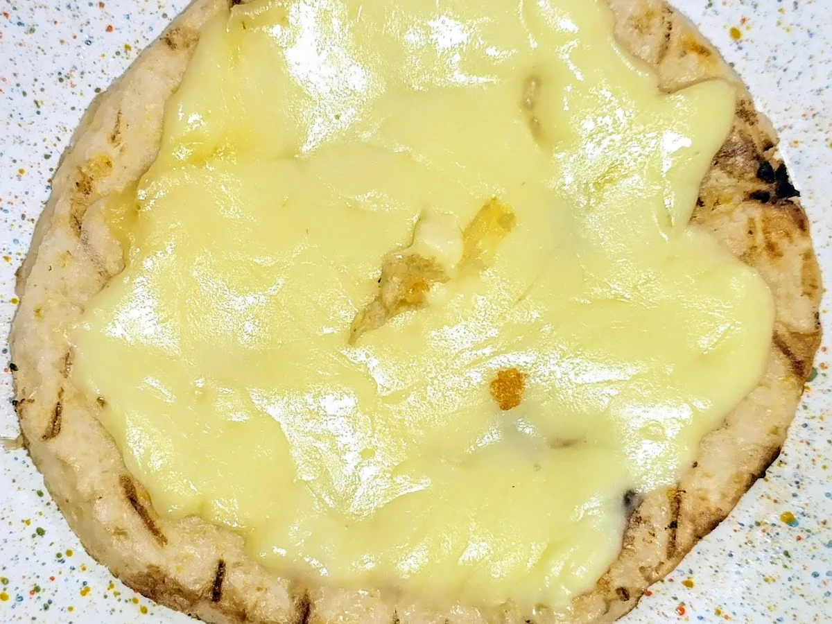 Arepa blanca con queso mozzarella